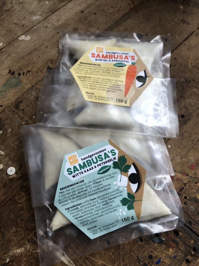 Mixblik sambusa's in verpakking.