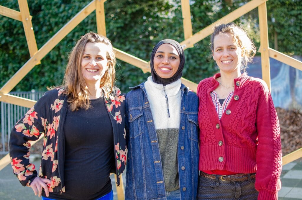 Mixblik ondernemers Iris, Esther en Nura samen buiten op de foto.