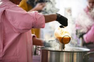 Mixblik vrouwen die ,in het fabriek, aan het werk zijn.