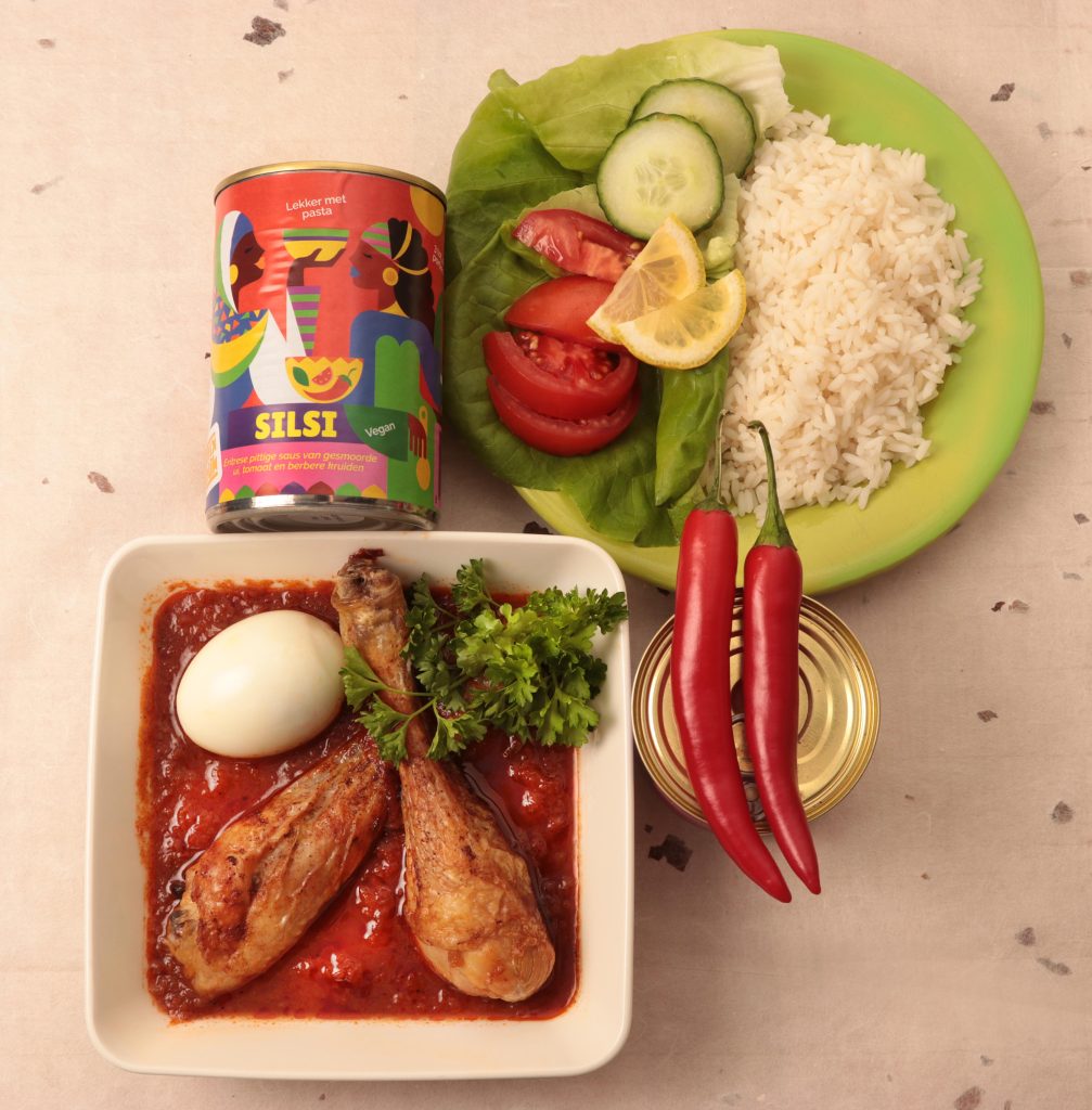 Mixblik silsi blik en silsi gerecht op tafel. Verse ingrediënten op tafel.