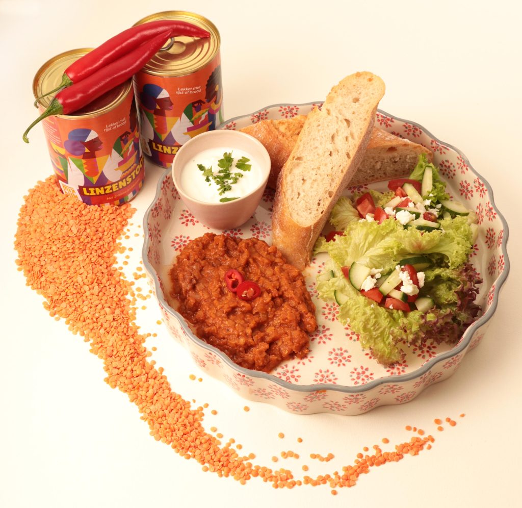 Mixblik Linzenstoof blikken naast een Linzenstoof maaltijd met pita salade