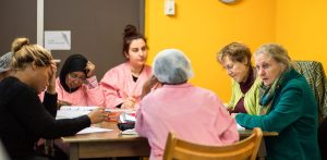 Mixblik sfeer foto. Vrouwen die Nederlands taal lessen krijgen.