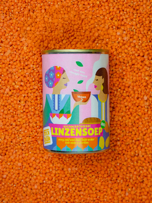 Mixblik linzensoep blik met oranje linzen op de achtergrond. Roze blik met kleurrijke illustraties van vrouwen.