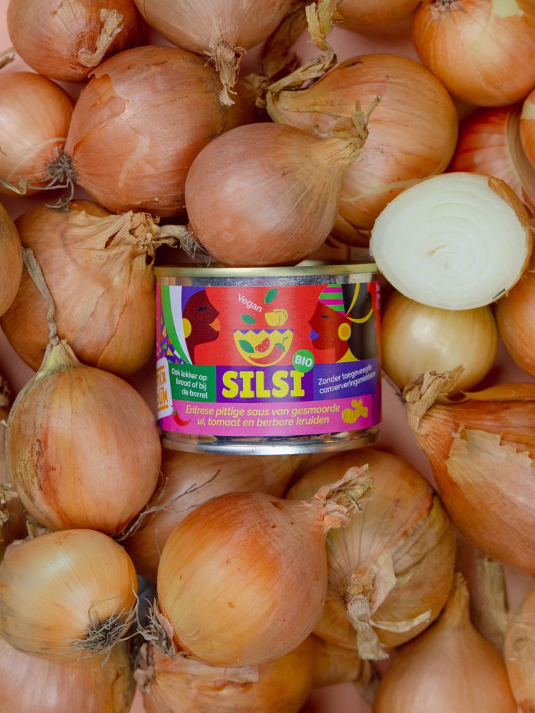 Mixblik silsi blik klein met uien op de achtergrond.